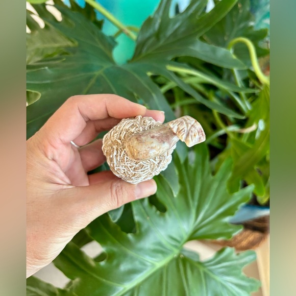 Soapstone Whale on Desert Rose figurine - Picture 4 of 4